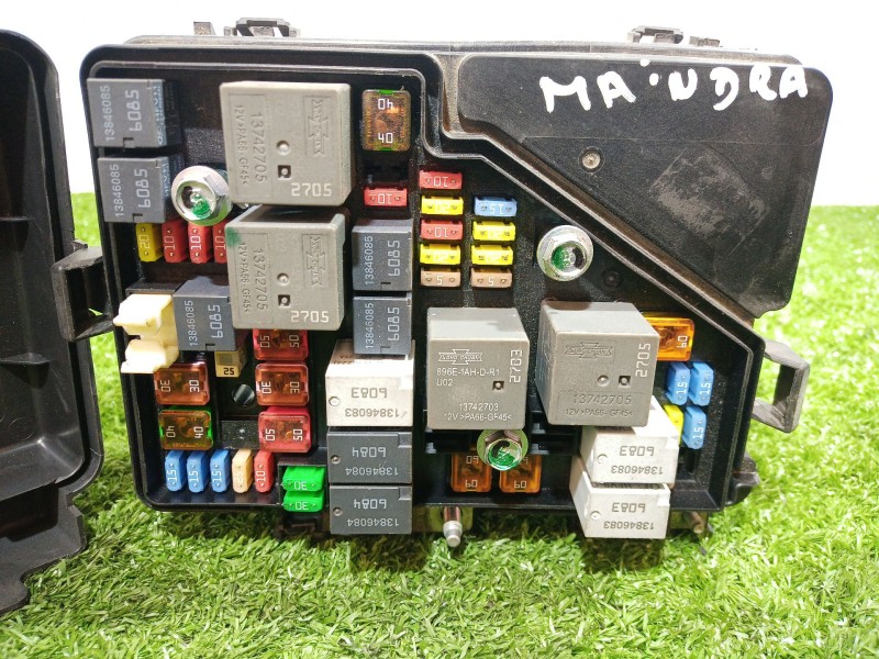 Recambio de caja reles / fusibles para mahindra xuv 500 xuv 500 fwd w6 referencia OEM IAM   