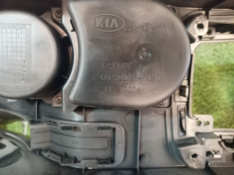 Recambio de consola central tras. para kia cee´d referencia OEM IAM 1296687 1296687 846111H100