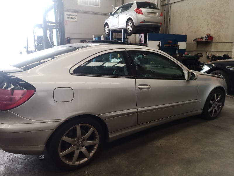 mercedes-benz clase c (w203) berlina del año 2001