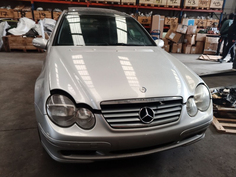 mercedes-benz clase c (w203) berlina del año 2001