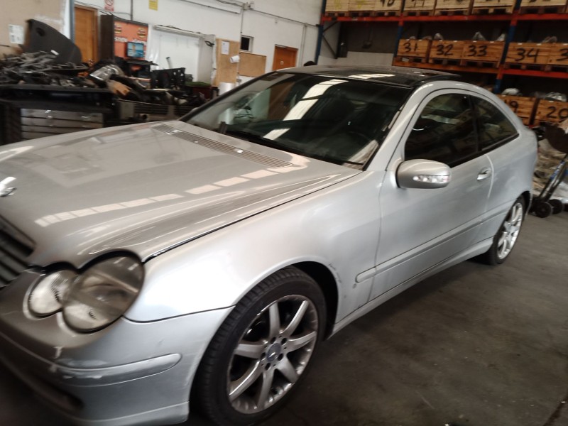 mercedes-benz clase c (w203) berlina del año 2001