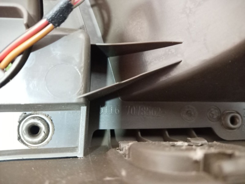 Recambio de consola central tras. para bmw 1 (e87) 116 i referencia OEM IAM 51167078562 51167078564 22167210