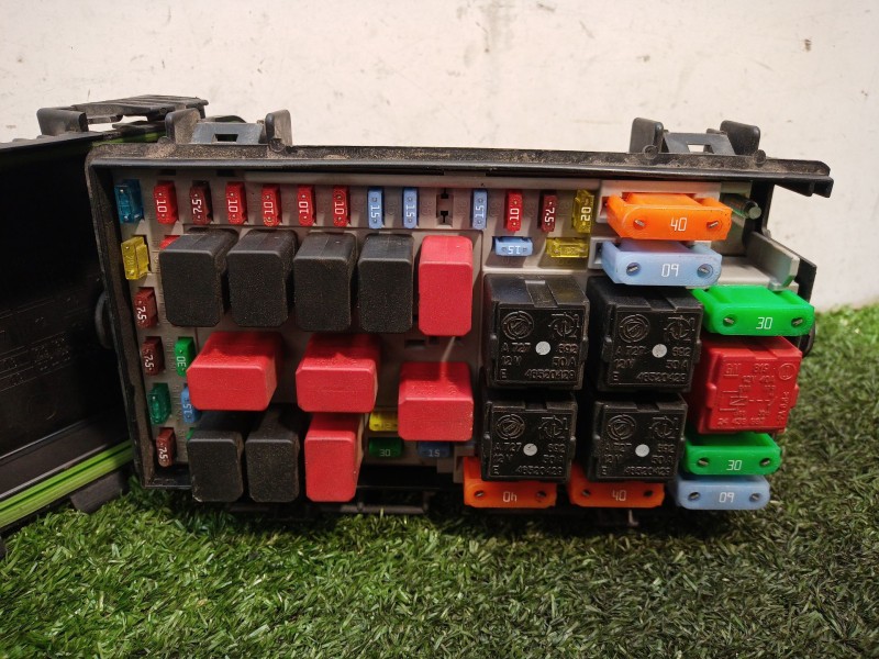 Recambio de caja reles / fusibles para fiat punto (199_) 1.3 d multijet referencia OEM IAM 51775622DS 51775622DS 51775622