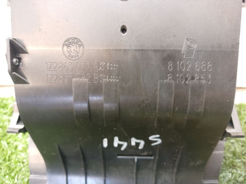 Recambio de cenicero para skoda octavia ii (1z3) 1.6 tdi referencia OEM IAM 1Z2863077A 8102688 1Z2857962B