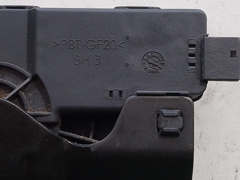 Recambio de cerradura maletero / porton para bmw 1 (e87) 116 i referencia OEM IAM 8196401 PBTGF20BH3 CZ04922