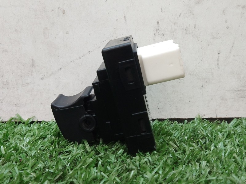 Recambio de mando elevalunas trasero derecho para kia cee´d referencia OEM IAM 935751H100 1000 369511