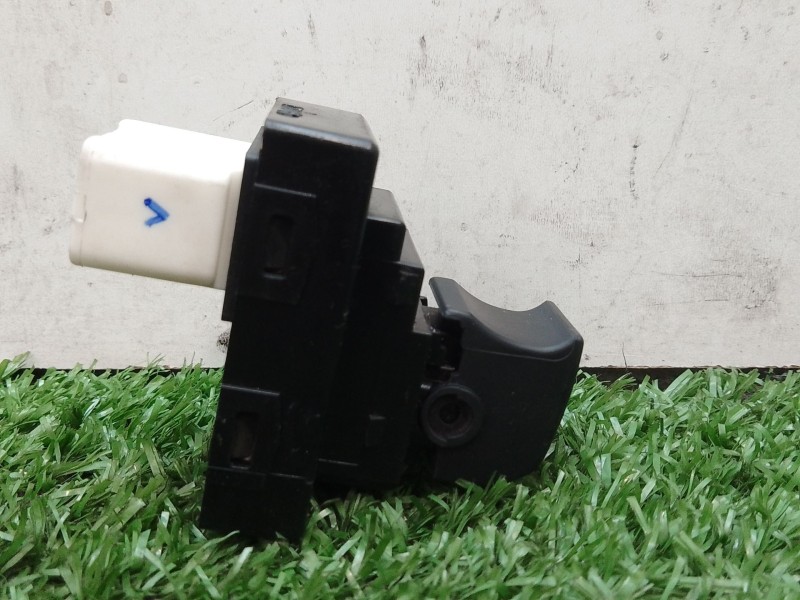 Recambio de mando elevalunas trasero derecho para kia cee´d referencia OEM IAM 935751H100 1000 369511