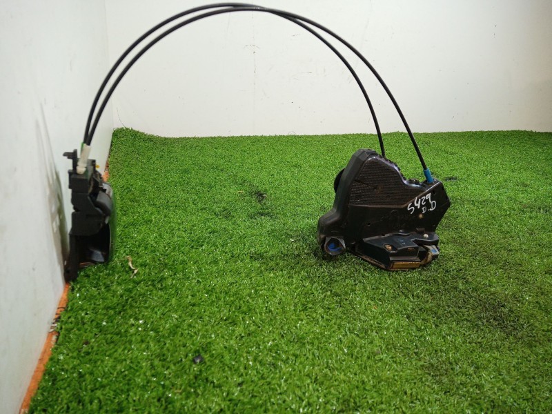 Recambio de cerradura puerta delantera derecha para toyota avensis (_t25_) 2.2 d-4d (adt251_) referencia OEM IAM   