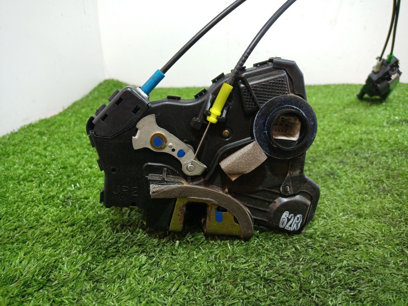 Recambio de cerradura puerta delantera derecha para toyota avensis (_t25_) 2.2 d-4d (adt251_) referencia OEM IAM   