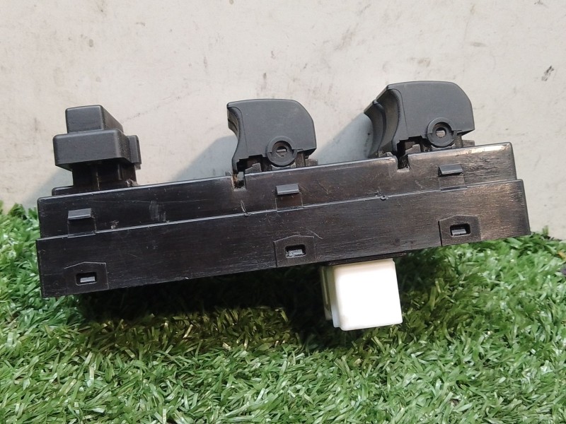 Recambio de mando elevalunas delantero izquierdo para kia cee´d referencia OEM IAM 935701H120 935701H120 369935701H1204901000