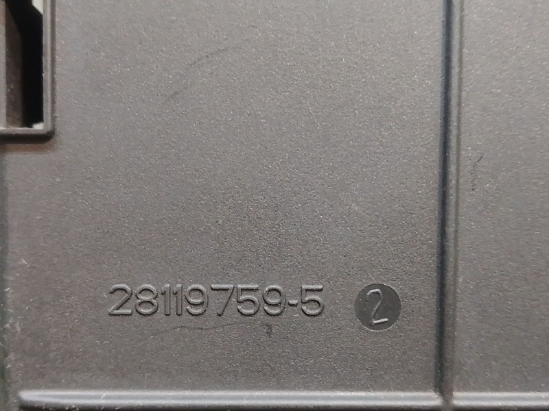 Recambio de caja reles / fusibles para peugeot 407 sport referencia OEM IAM 281197595 281197595 281197595