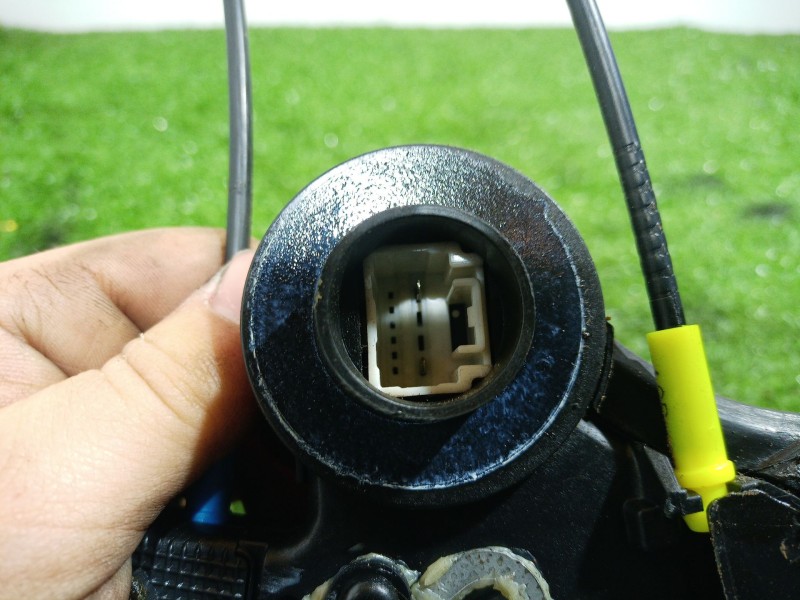 Recambio de cerradura puerta trasera derecha para toyota avensis (_t25_) 2.2 d-4d (adt251_) referencia OEM IAM   