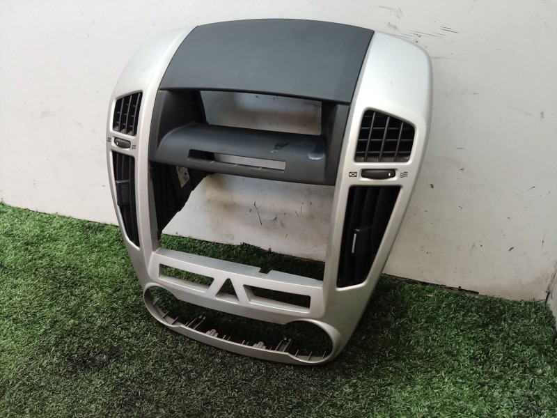 Recambio de moldura consola central delantera para kia cee´d referencia OEM IAM 847401H000 974201H000 974801H000