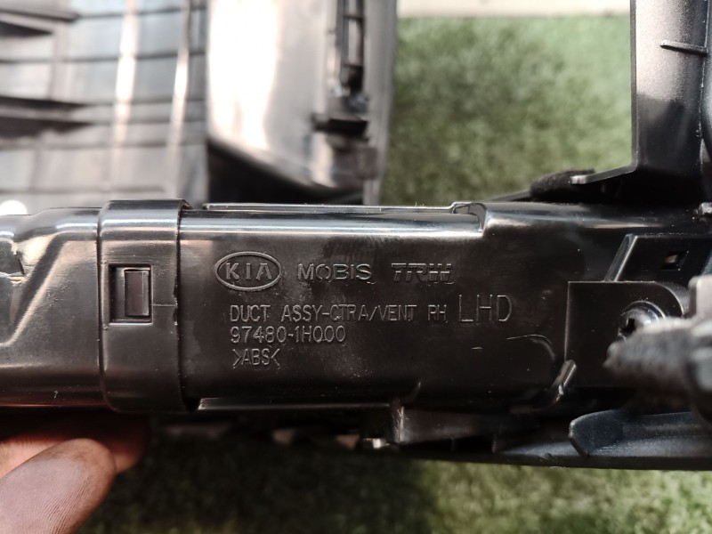 Recambio de moldura consola central delantera para kia cee´d referencia OEM IAM 847401H000 974201H000 974801H000