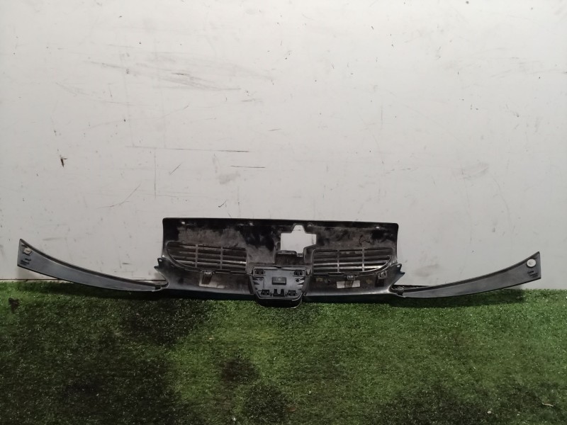 Recambio de rejilla delantera para peugeot 206 berlina referencia OEM IAM   