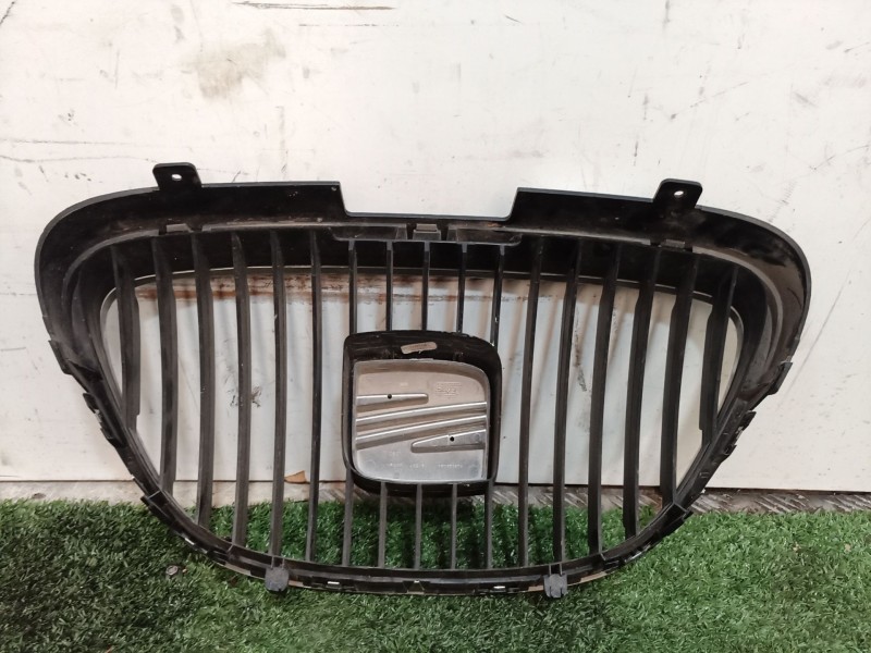 Recambio de rejilla delantera para seat altea (5p1) referencia OEM IAM 5P0853679 5P0853679 5P0853679
