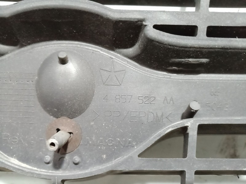 Recambio de rejilla delantera para chrysler voyager (rg) referencia OEM IAM 4857522AA 4857522AA 4857522AA