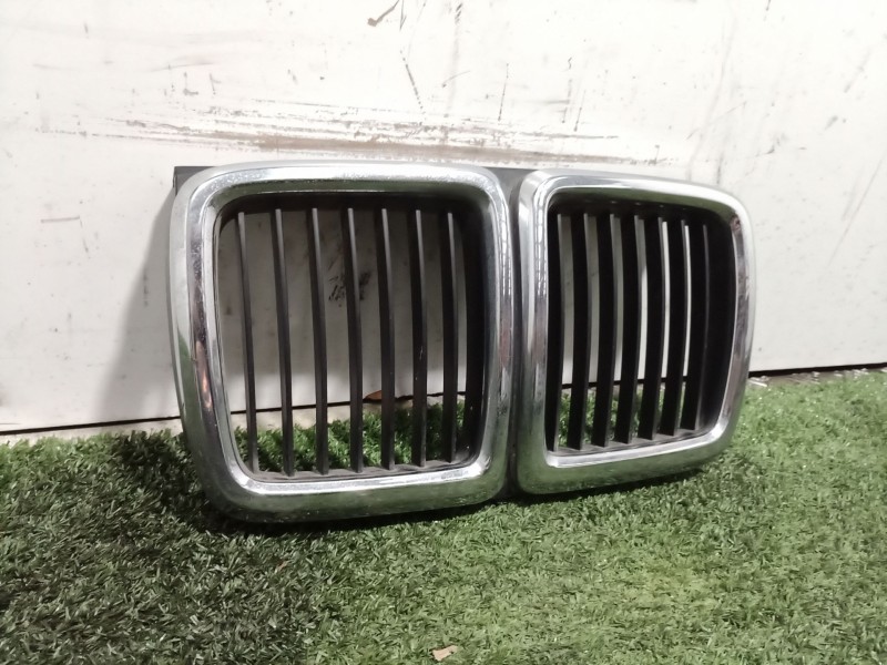 Recambio de rejilla delantera para bmw serie 7 (e32) referencia OEM IAM 19086970 19086970 19086970