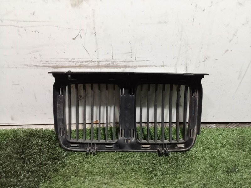 Recambio de rejilla delantera para bmw serie 7 (e32) referencia OEM IAM 19086970 19086970 19086970