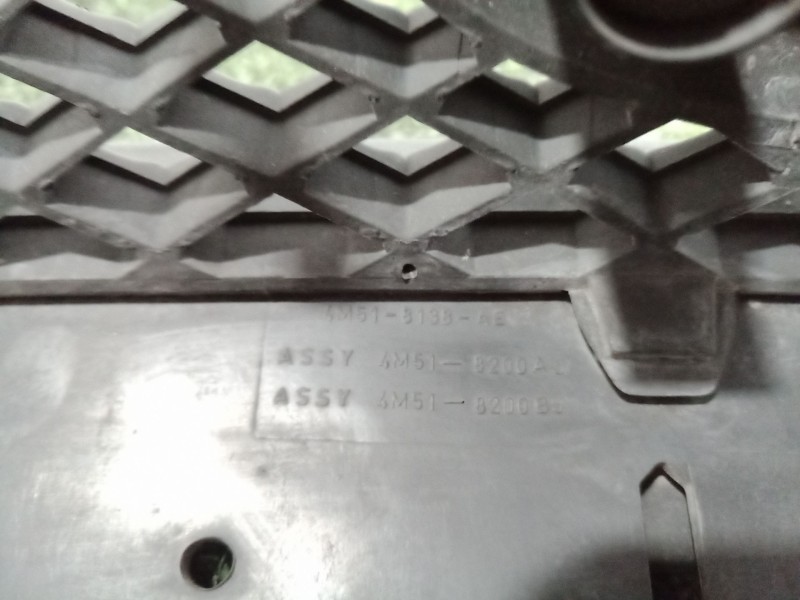 Recambio de rejilla delantera para ford focus berlina (cap) ambiente (d) referencia OEM IAM 4M518138 4M518200B 4M518200A