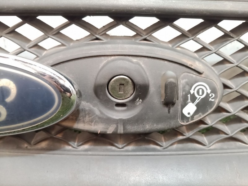 Recambio de rejilla delantera para ford focus berlina (cap) ambiente (d) referencia OEM IAM 4M518138AE 4M518200BU 4M518200AJ