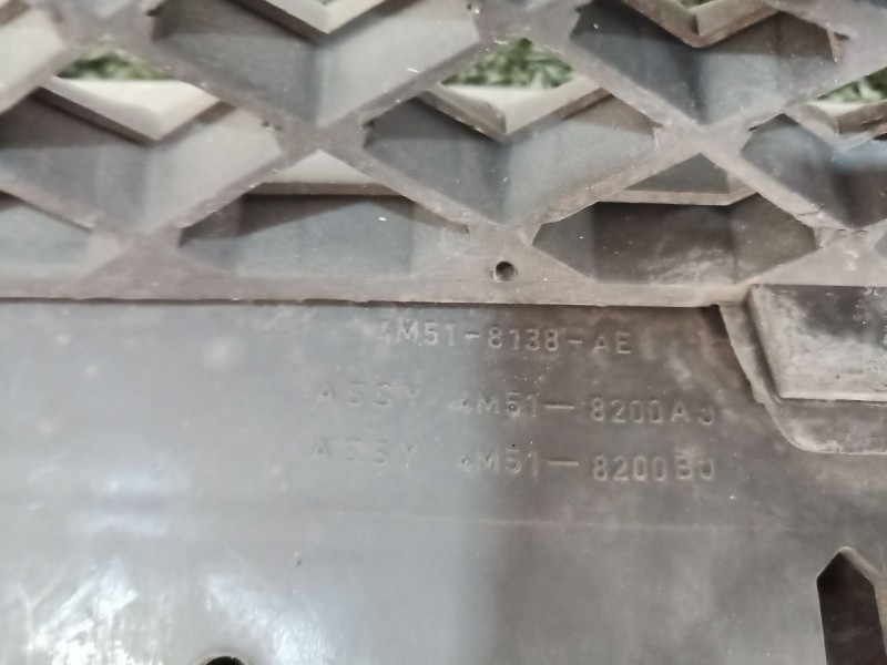 Recambio de rejilla delantera para ford focus berlina (cap) ambiente (d) referencia OEM IAM 4M518138AE 4M518200BU 4M518200AJ