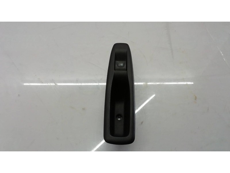 Recambio de mando elevalunas trasero derecho para renault captur helly hansen referencia OEM IAM   