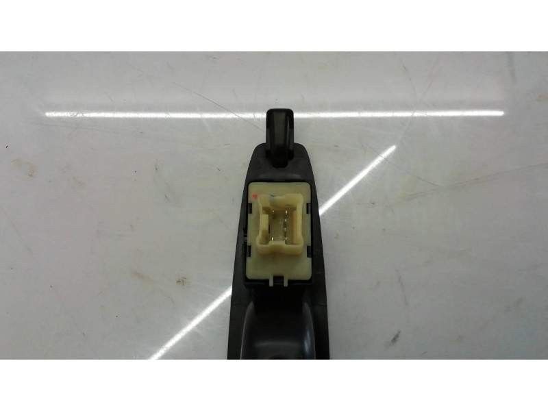 Recambio de mando elevalunas trasero derecho para renault captur helly hansen referencia OEM IAM   