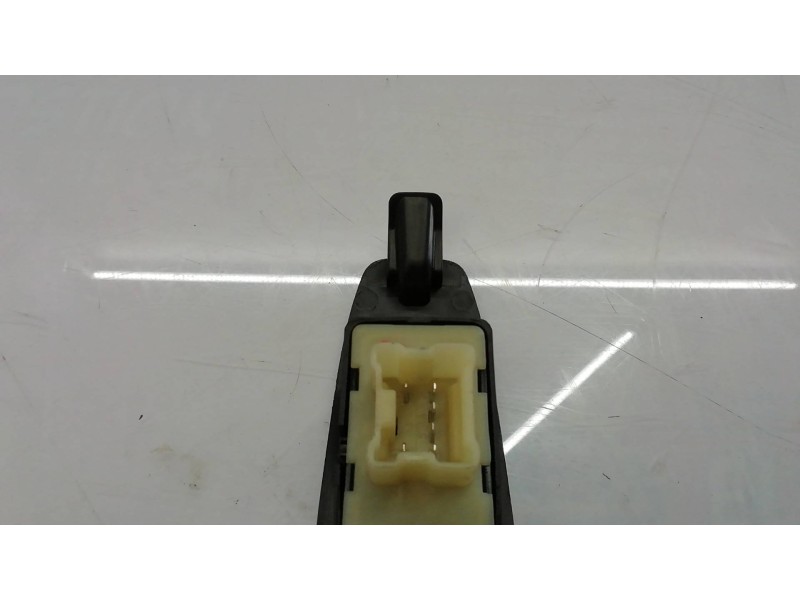 Recambio de mando elevalunas trasero izquierdo para renault captur helly hansen referencia OEM IAM   