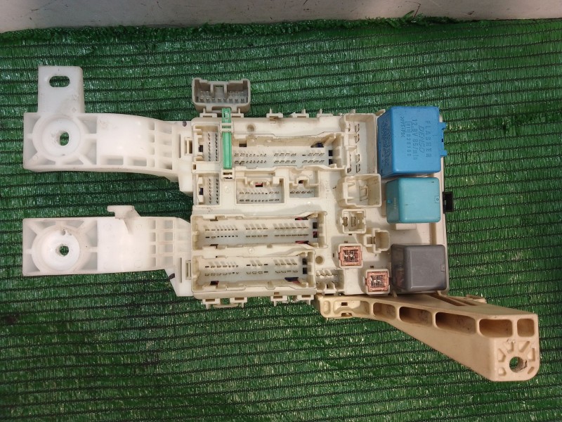 Recambio de caja reles / fusibles para toyota yaris (_p1_) 1.5 (ncp13_) referencia OEM IAM 819800D010 020100 MB0665005991