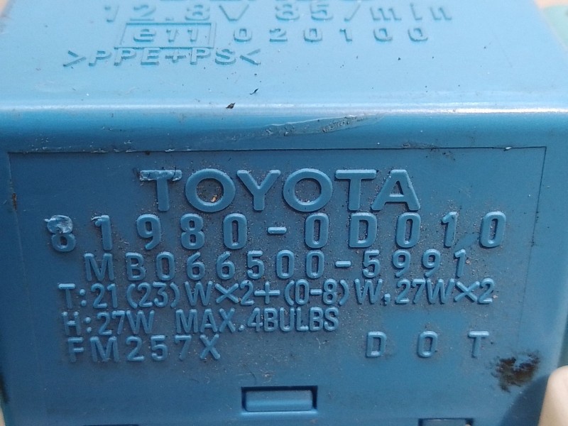 Recambio de caja reles / fusibles para toyota yaris (_p1_) 1.5 (ncp13_) referencia OEM IAM 819800D010 020100 MB0665005991