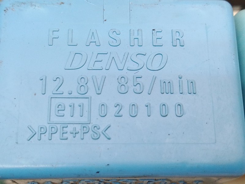 Recambio de caja reles / fusibles para toyota yaris (_p1_) 1.5 (ncp13_) referencia OEM IAM 819800D010 020100 MB0665005991