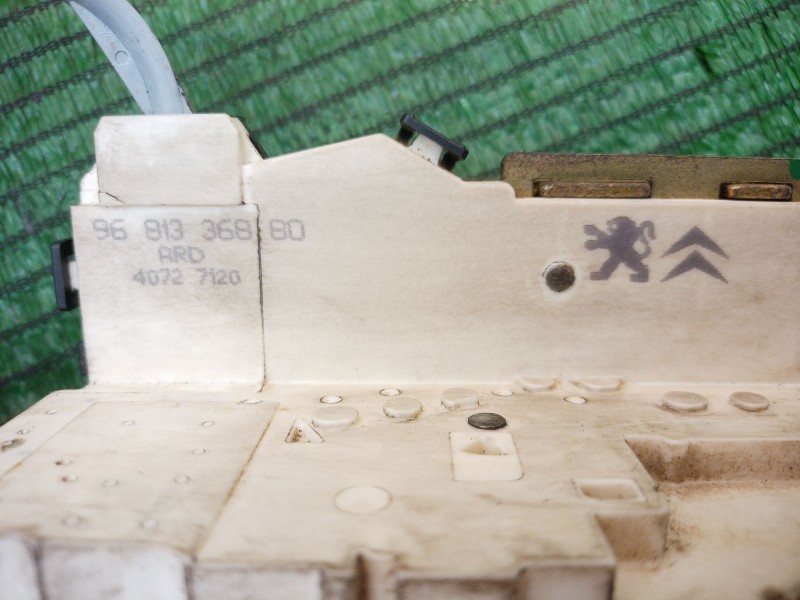 Recambio de cerradura puerta trasera derecha para citroën c4 berlina referencia OEM IAM   