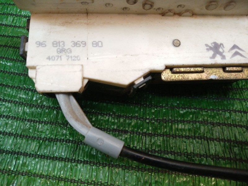 Recambio de cerradura puerta trasera izquierda para citroën c4 berlina referencia OEM IAM   