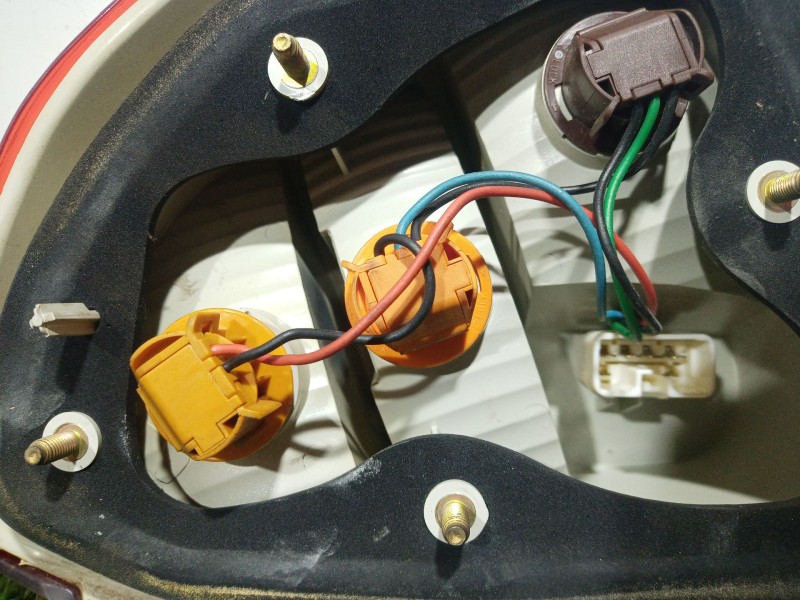 Recambio de piloto trasero izquierdo para mitsubishi carisma (da_) 1.6 (da1a) referencia OEM IAM   