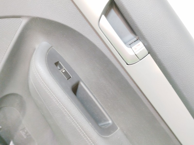 Recambio de guarnecido puerta trasera derecha para kia sorento ii (xm) 2.4 cvvt referencia OEM IAM 935802P 833022AP230AND 93582P