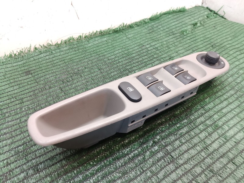 Recambio de mando elevalunas delantero izquierdo para renault zoe 2014 referencia OEM IAM   