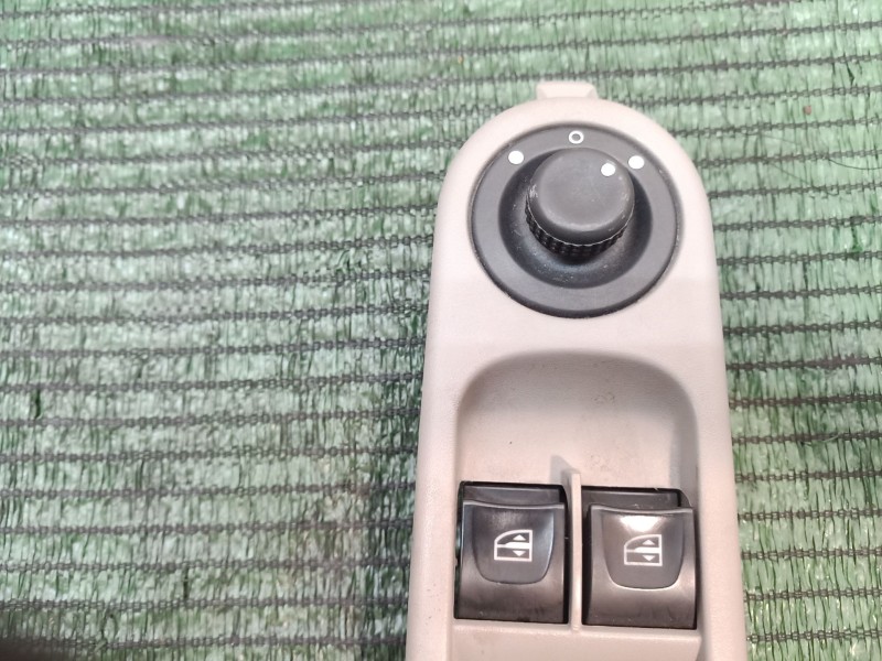 Recambio de mando elevalunas delantero izquierdo para renault zoe 2014 referencia OEM IAM   