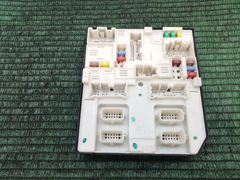 Recambio de caja reles / fusibles para renault zoe 2014 referencia OEM IAM   