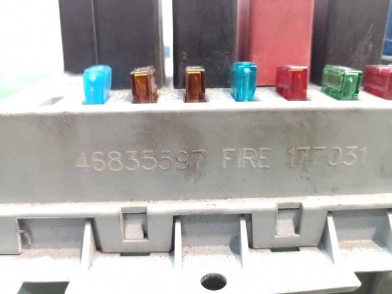 Recambio de caja reles / fusibles para fiat punto (188_) 1.4 referencia OEM IAM 46835597 46835597 46835597