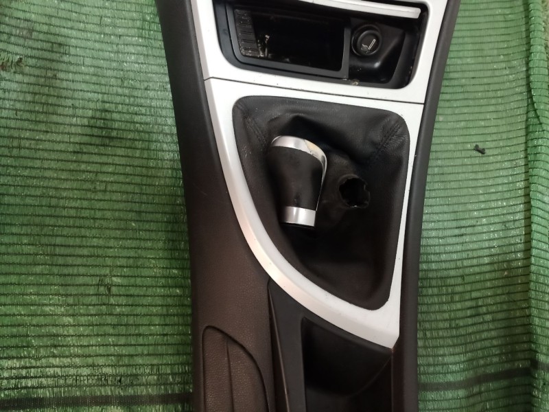 Recambio de apoyabrazos central para bmw 1 (e81) 120 d referencia OEM IAM   