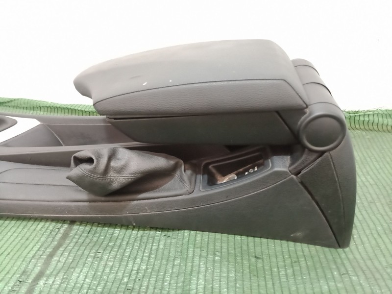 Recambio de apoyabrazos central para bmw 1 (e81) 120 d referencia OEM IAM   