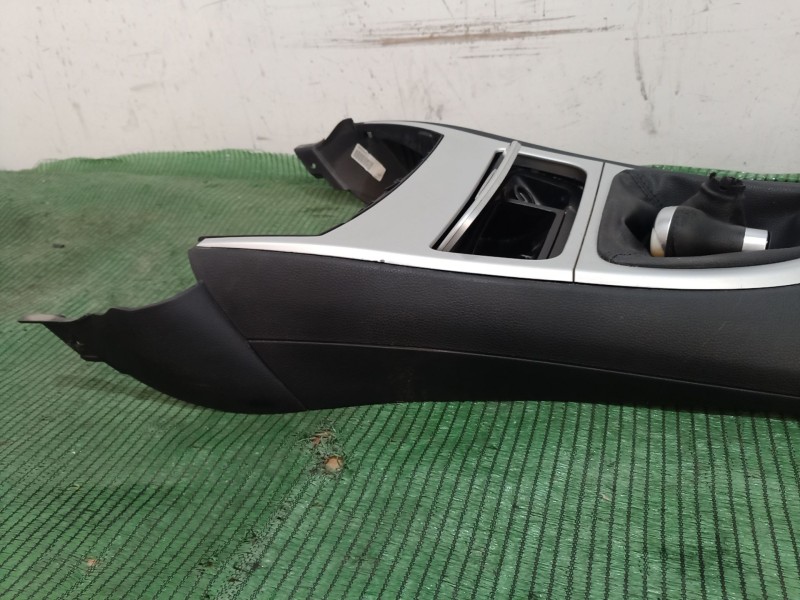 Recambio de apoyabrazos central para bmw 1 (e81) 120 d referencia OEM IAM   