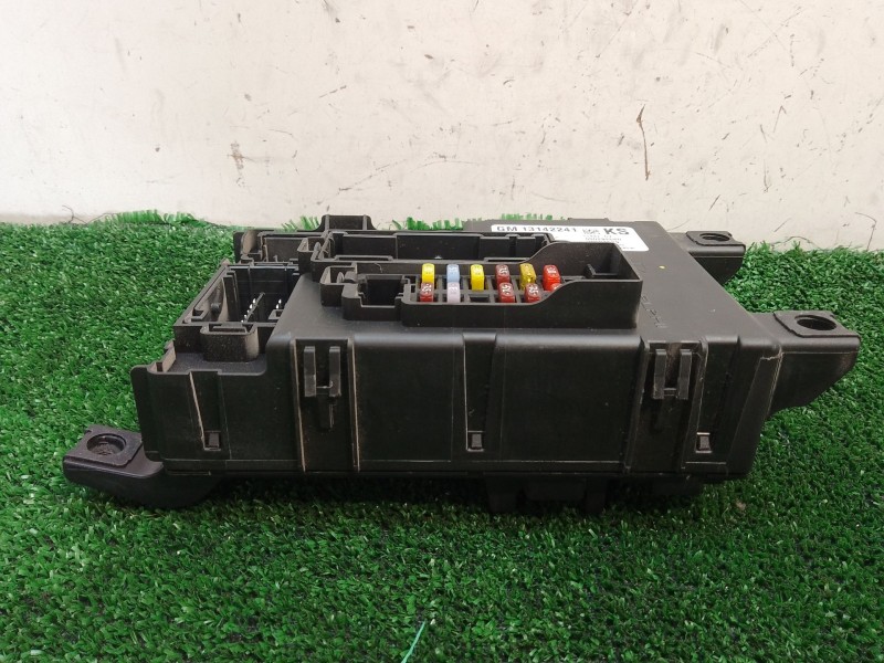 Recambio de caja reles / fusibles para opel corsa d cmon referencia OEM IAM 13142241 28084929 000292540