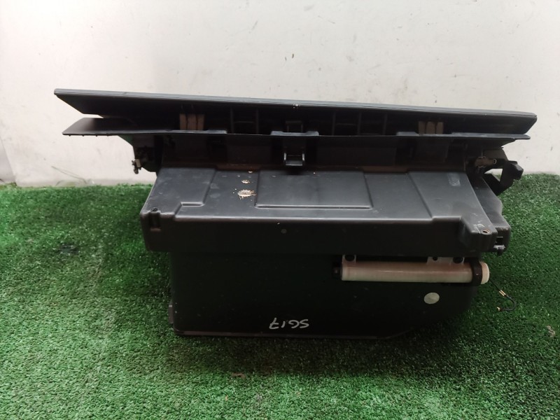 Recambio de guantera para ford focus iv sedán (hm) 1.0 ecoboost referencia OEM IAM 0020739402 0020739402 0020739402