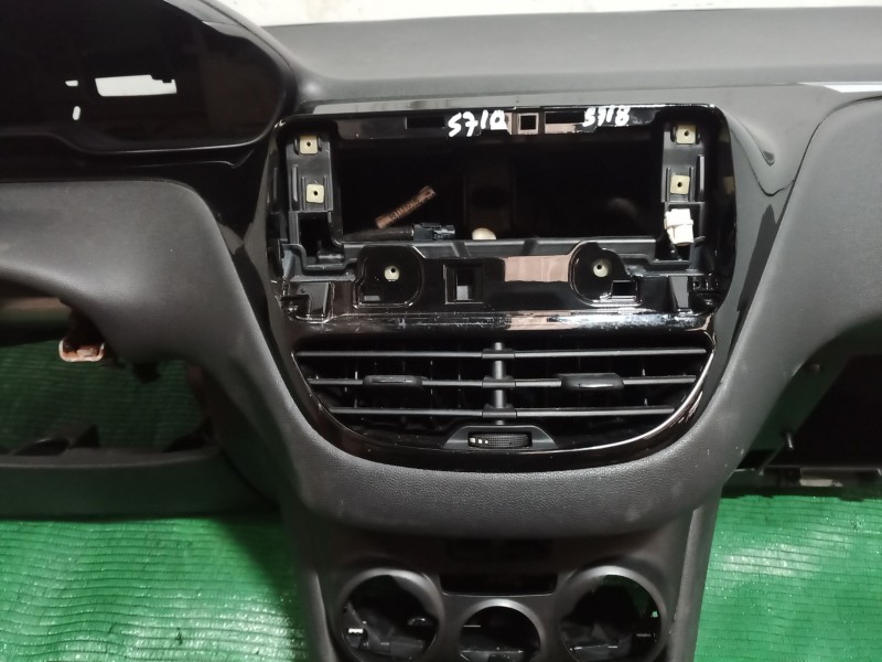Recambio de salpicadero para peugeot 208 i (ca_, cc_) 1.2 vti 82 referencia OEM IAM   