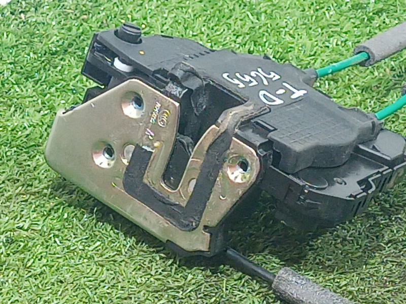 Recambio de cerradura puerta trasera derecha para ssangyong tivoli 1.6 referencia OEM IAM 7132035001 7132035001 7132035001