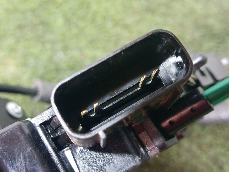 Recambio de cerradura puerta trasera derecha para ssangyong tivoli 1.6 referencia OEM IAM 7132035001 7132035001 7132035001