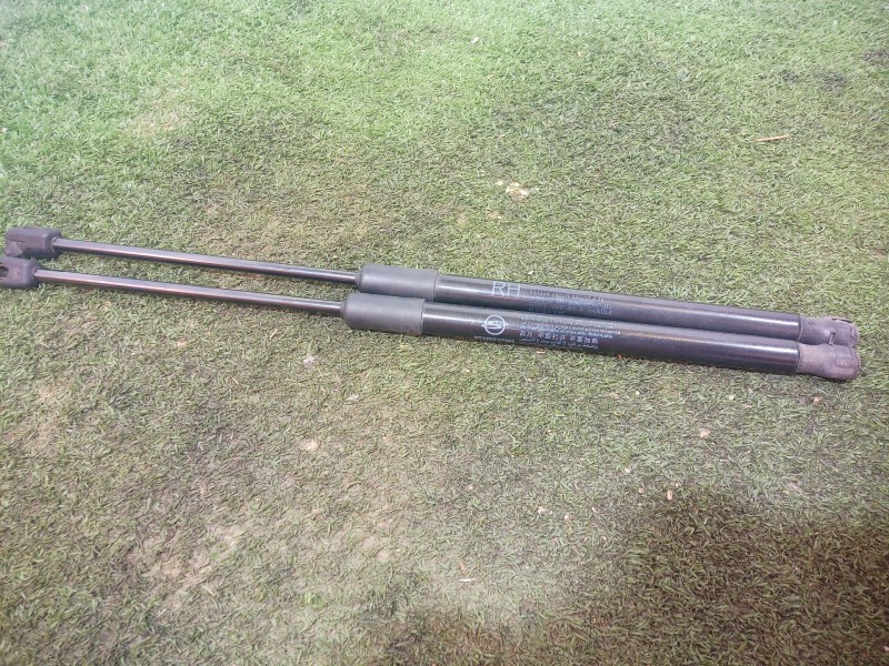 Recambio de amortiguadores maletero / porton para ssangyong tivoli 1.6 referencia OEM IAM 7146035001 7146035001 7146035001