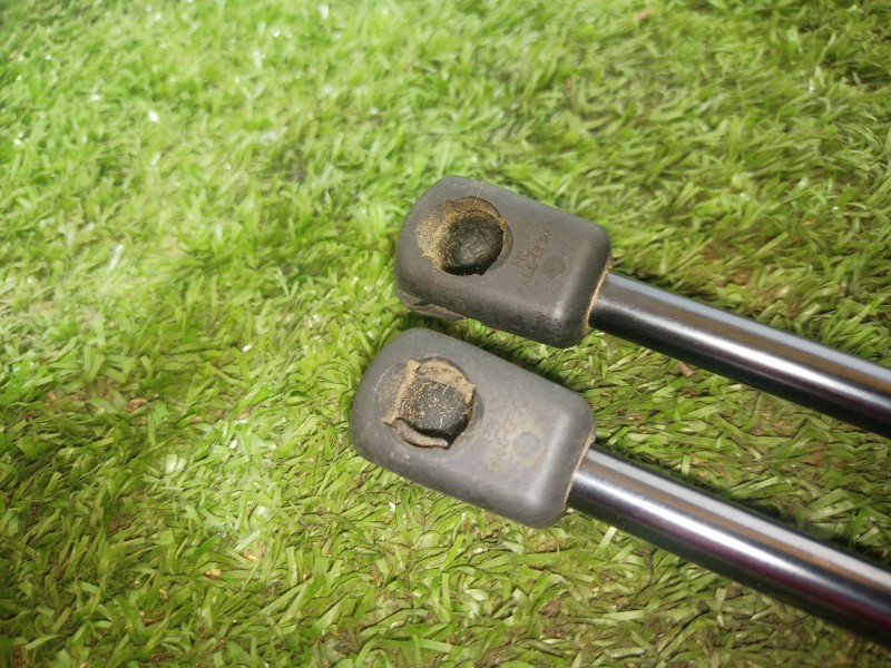 Recambio de amortiguadores maletero / porton para ssangyong tivoli 1.6 referencia OEM IAM 7146035001 7146035001 7146035001